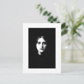 Carte Postale Victorian woman with haunting expression (Debout devant)