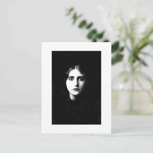 Carte Postale Victorian woman with haunting expression (Debout devant)