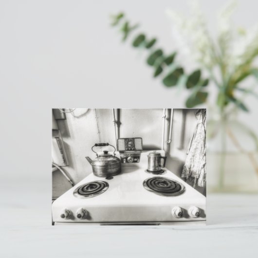 Carte Postale Vieille cuisinière avec bouilloire à thé Antique S (Debout devant)