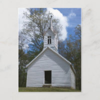 vieille église blanche dans les montagnes