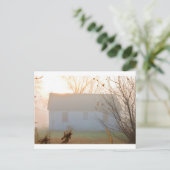 Carte Postale Vieille ferme dans le brouillard à Sunrise (Debout devant)
