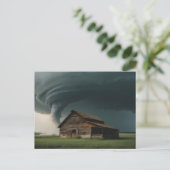 Carte Postale vieille grange en tornade (Debout devant)
