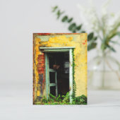 Carte Postale Vieille porte de la maison abandonnée à l'aéroport (Debout devant)