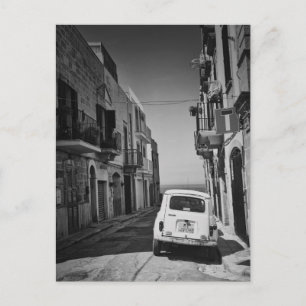 Carte Postale Vieille voiture dans une rue d'Italie en noir et b