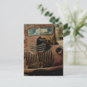 Carte Postale Vieux Camion abandonné (Debout devant)