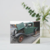 Carte Postale Vieux camion vert (Debout devant)