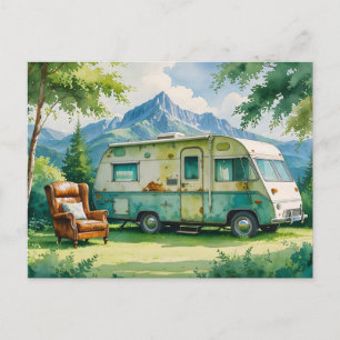 Carte Postale Vieux campeur et fauteuil en cuir dans les montagn