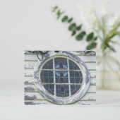 Carte Postale Vieux fenêtre ronde (Debout devant)