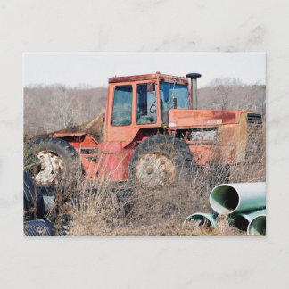 Carte Postale Vieux grand tracteur rouge abandonné se rouillant