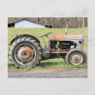 Carte Postale Vieux tracteur rouillé par une barrière dans le