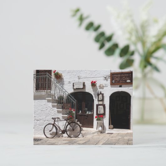 Carte Postale Vieux vélo et vitrine dans les Pouilles (Debout devant)