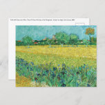 Carte Postale Vincent van Gogh - Champ avec Iris près d'Arles<br><div class="desc">Champ avec Irises près d'Arles / Vue d'Arles avec Irises dans l'avant-plan - Vincent van Gogh,  Huile sur toile,  1888</div>