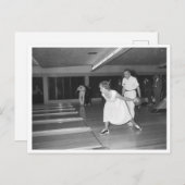 Carte Postale Vintage bowling femme en robe blanche (Devant / Derrière)