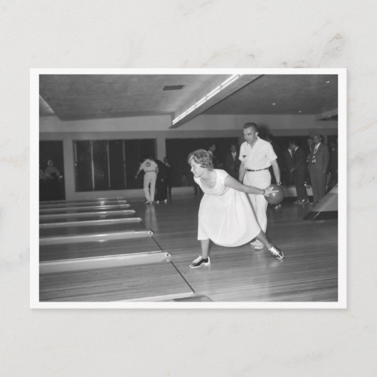 Carte Postale Vintage bowling femme en robe blanche (Devant)