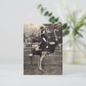 Carte Postale Vintage Broadway Actrice chevauchant une autruche (Debout devant)