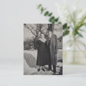 Carte Postale Vintage Couple Standing in Snow (Debout devant)