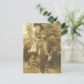 CARTE POSTALE vintage COWGIRL/INVITATION (Debout devant)