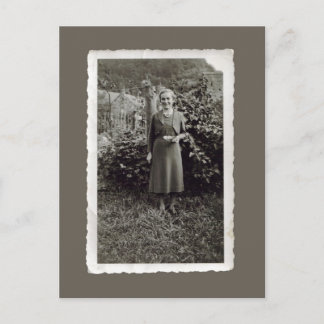 Carte postale vintage - Jeune femme dans le vignob