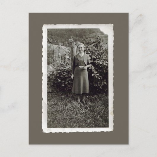 Carte postale vintage - Jeune femme dans le vignob (Devant)