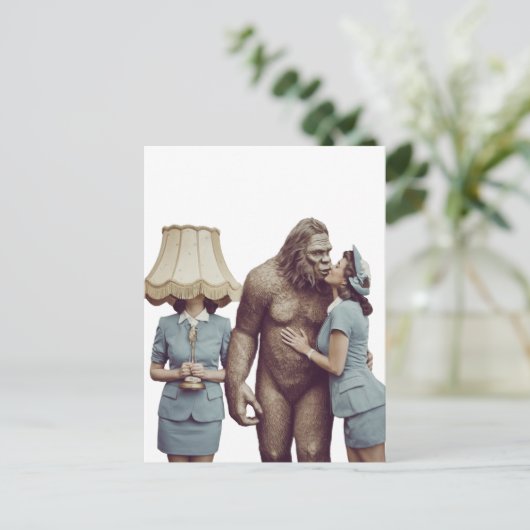 Carte Postale Vintage Lady Kissing Sasquatch (Debout devant)