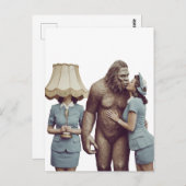 Carte Postale Vintage Lady Kissing Sasquatch (Devant / Derrière)