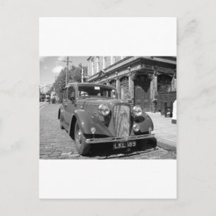 Carte Postale Vintage motor car outside an English Pub