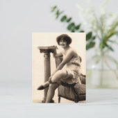 Carte postale vintage Risque fille Frappe français (Debout devant)