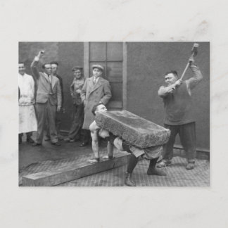 Carte Postale Vintage Strongman Rock Trick