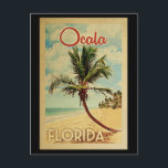 Carte Postale Vintage voyage d'Ocala Palm Tree<br><div class="desc">Un imprimé d'art moderne Ocala Florida,  d'un style rétro unique datant du milieu du siècle,  dans un style d'affiche de voyage vintage. Il dispose d'un palmier incurvé sur une plage de sable avec l'océan sous un ciel bleu nuageux.</div>