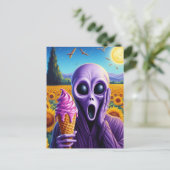 Carte Postale Violet Alien hurle dans le champ de tournesol Van  (Debout devant)