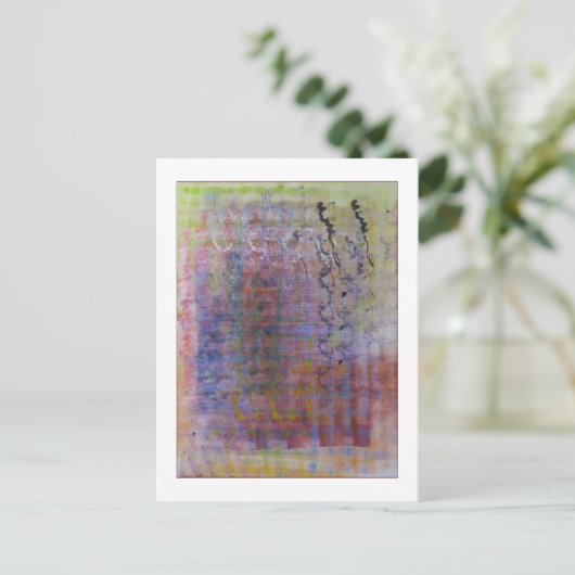 Carte postale violette (Debout devant)