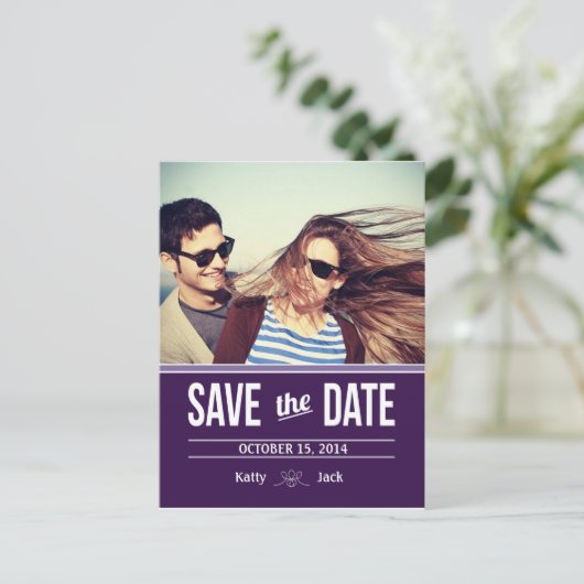Carte postale violette pour réserver la date (Debout devant)