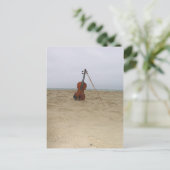 Carte Postale Violon sur la plage (Debout devant)