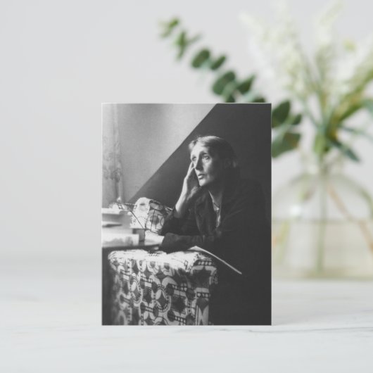 Carte Postale Virginia Woolf (Debout devant)