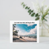 Carte Postale Vis bien, aime beaucoup, et rit souvent. (Debout devant)