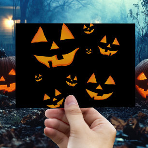 Carte Postale Visages de citrouilles lumineuses pour le design d