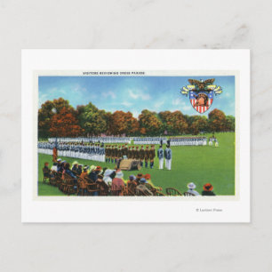 Carte Postale Visiteur critique d'un défilé de vêtements