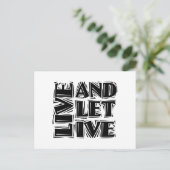 Carte Postale Vivez et laissez vivre Citation de slogan de récup (Debout devant)