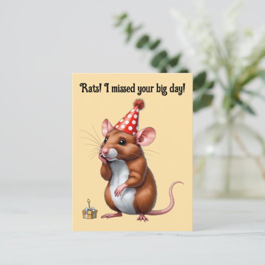 Carte Postale Vœux d'anniversaire tardifs avec un rat mignon (Debout devant)