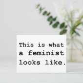 Carte Postale Voilà à quoi ressemble une féministe. (Debout devant)