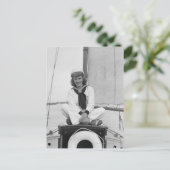 Carte Postale Voilier femme (Debout devant)