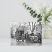 Carte Postale Voiture accidentée d'un bootlegger, 1922 (Debout devant)