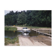 Voiture de collection traversant l'eau dans un par