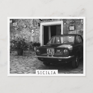 Carte Postale Voiture FIAT vintage en Italie en monochrome