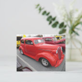 Carte Postale Voiture rouge antique (Debout devant)