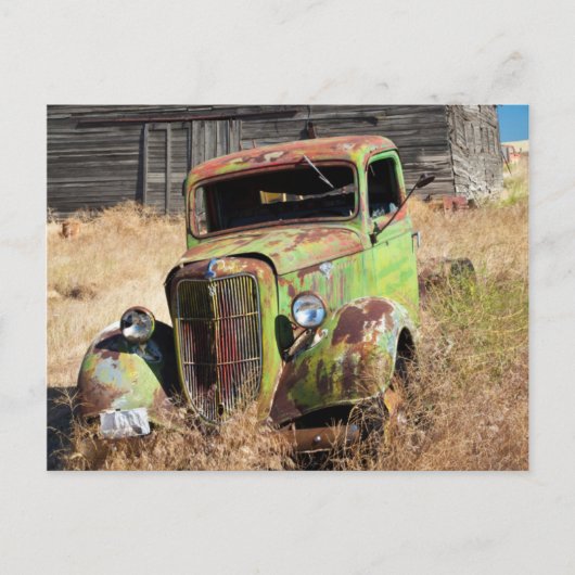 Carte Postale Voiture rouillée devant une ferme abandonnée (Devant)