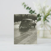 Carte Postale Voiture sur route (Debout devant)
