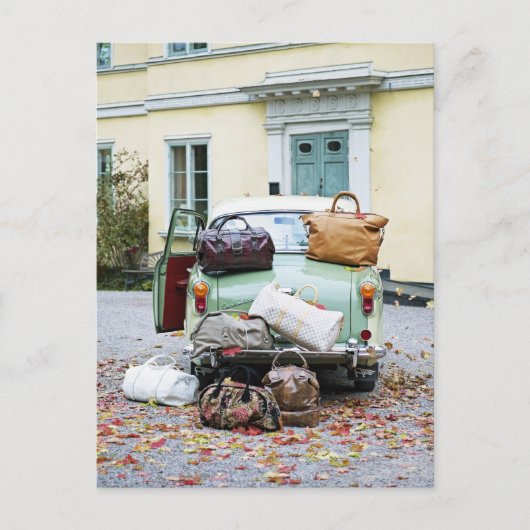 Carte Postale Voiture vintage avec beaucoup de bagages (Devant)