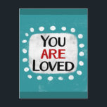 Carte postale Vous êtes aimé<br><div class="desc">"Vous êtes aimé" est une citation inspirante ou motivante mignonne avec une forme accentuée blanche entourée de points fantaisistes texturés blancs.</div>