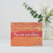 Carte Postale "Vous n'êtes pas seul." (Debout devant)
